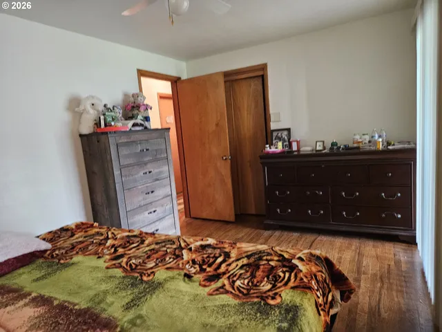 a bed room with a bed and a dresser