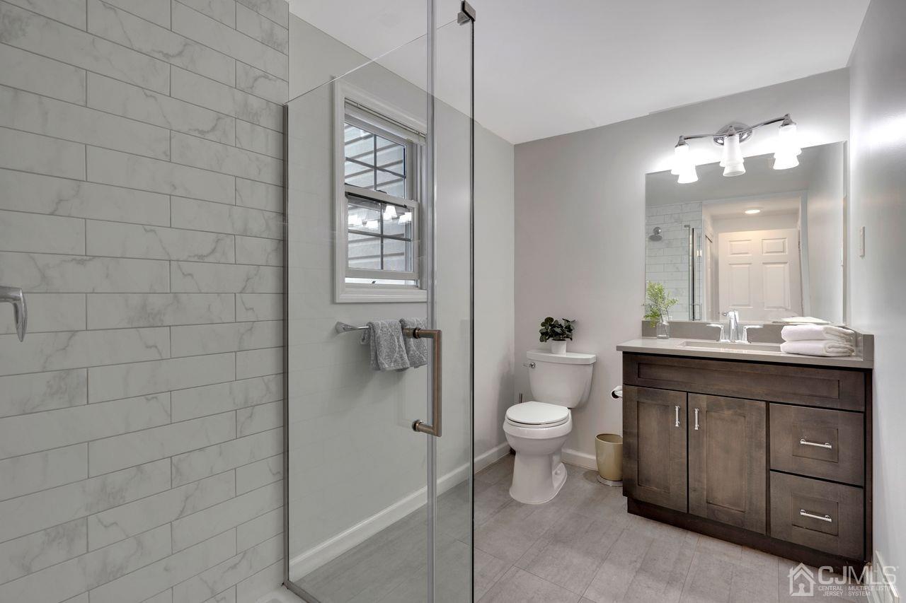 381 Plainfield Road Edison, NJ 08820 - Photo 15 of 23 a bathroom with a toilet sink and mirror