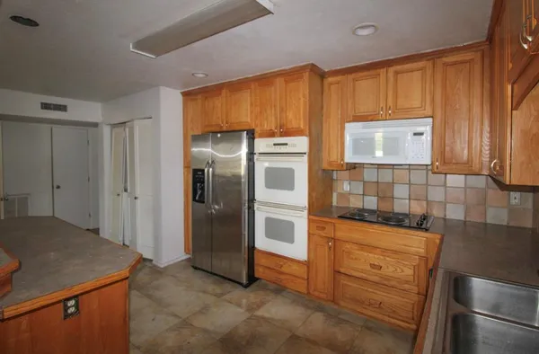 $2,300 | 3102 Abbey Road, Carrollton, TX 75007