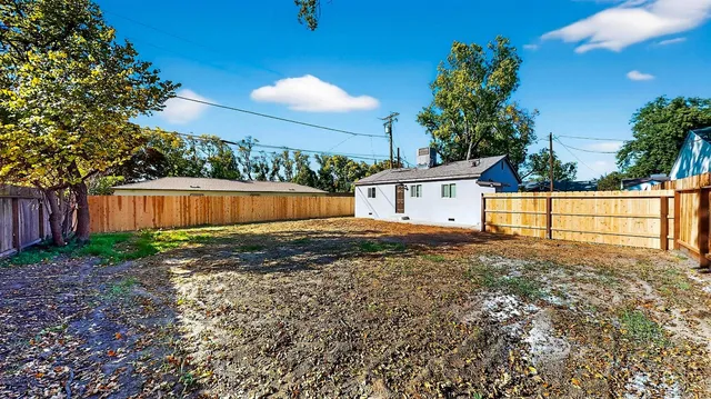 a view of a backyard