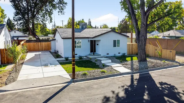 a view of a house with backyard and sitting area
