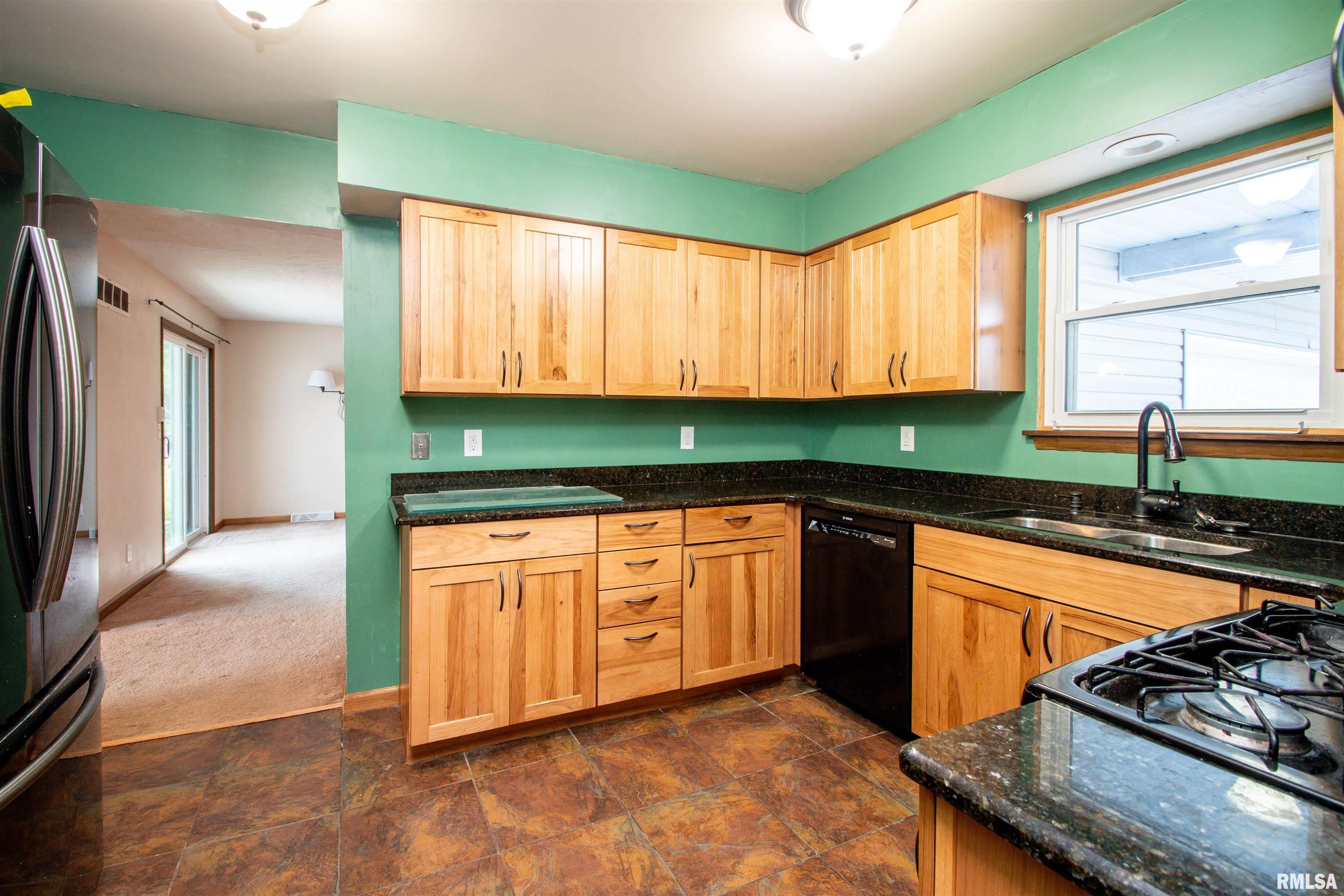 3902 North Rochelle Lane Peoria, IL 61615 - Photo 8 of 40 Gallery Image 8