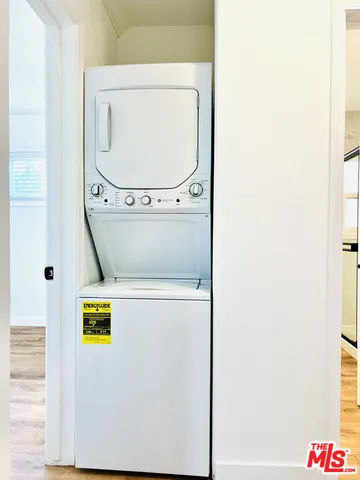 a close up view of a washer and dryer