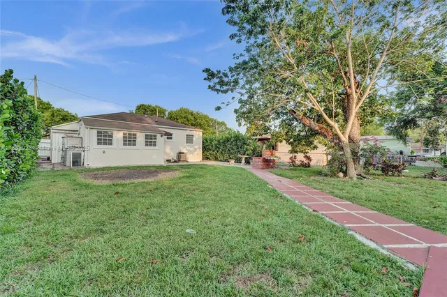 a view of a house with a yard