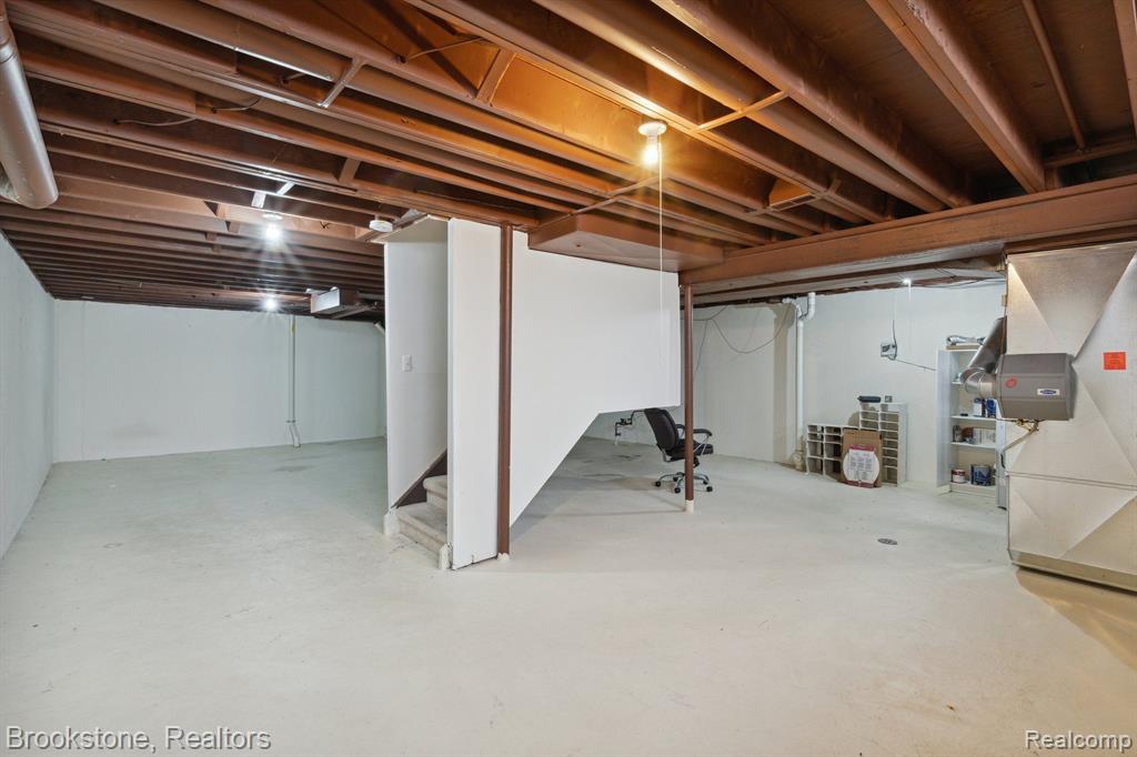 36875 Chesapeake Road Farmington Hills, MI 48335 - Photo 32 of 41