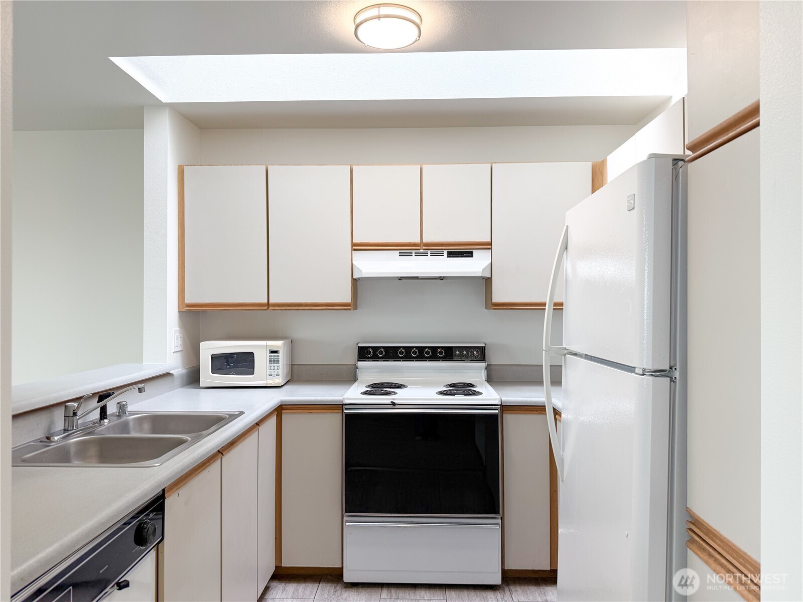 124 Southwest 154th Street, Unit 302 Burien, WA 98166 - Photo 4 of 18