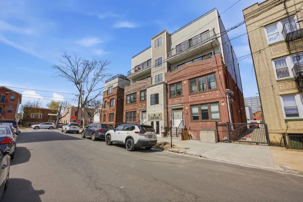 $3,800 | 936 Pavonia Avenue, Unit 3B, Jersey City, NJ 07306