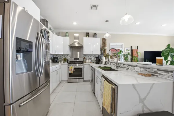 $3,800 | 936 Pavonia Avenue, Unit 3B, Jersey City, NJ 07306