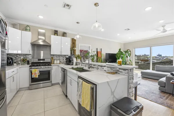 $3,800 | 936 Pavonia Avenue, Unit 3B, Jersey City, NJ 07306