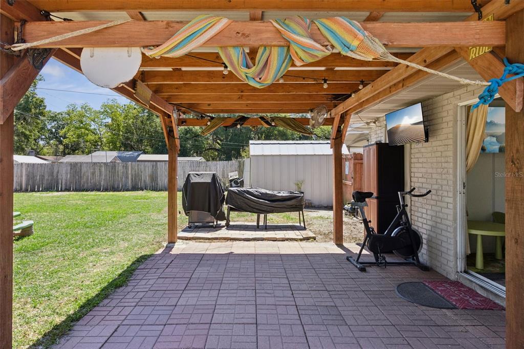 303 Granada Road Auburndale, FL 33823 - Photo 18 of 25 a view of a chairs and table in the patio