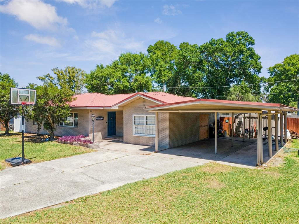 303 Granada Road Auburndale, FL 33823 - Photo 20 of 25 a backyard of a house with table and chairs