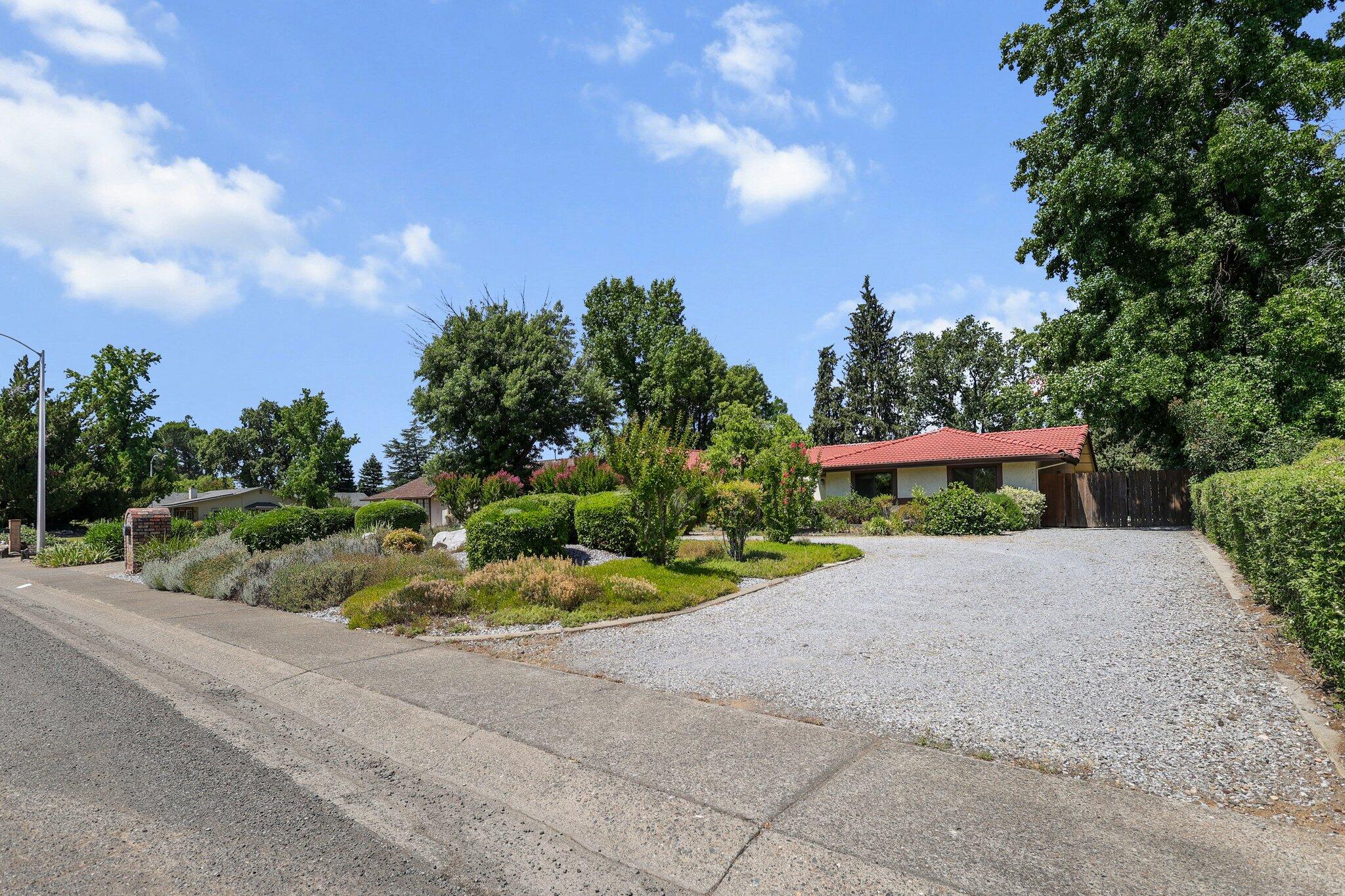 6136 Riverside Drive Redding, CA 96001 - Photo 35 of 40 51-web-or-mls-LZ0A9110_1