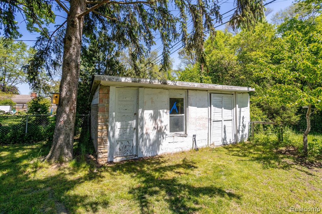21706 Power Road Farmington Hills, MI 48336 - Photo 9 of 27