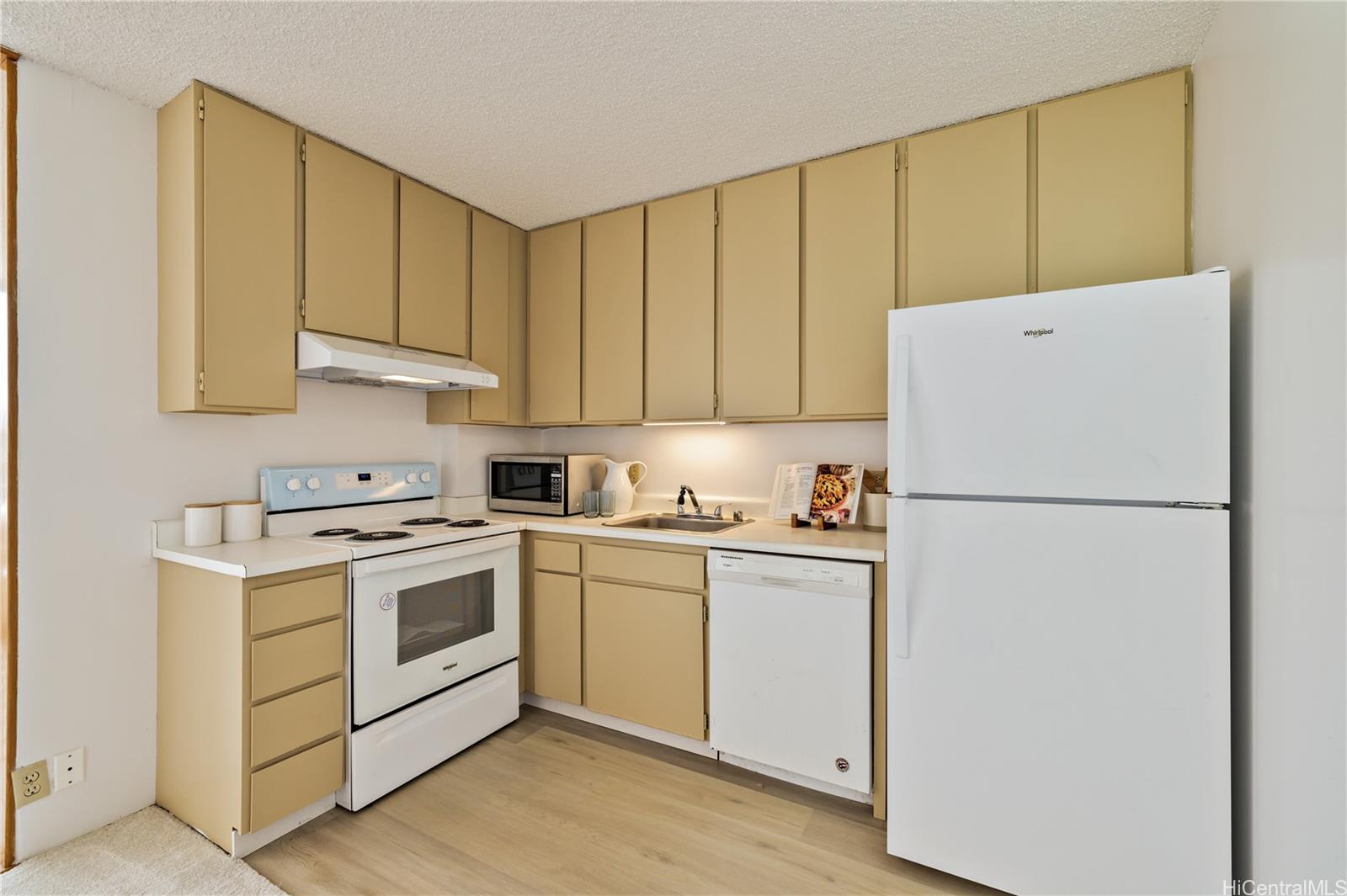 1545 Nehoa Street, Unit 302 Honolulu, HI 96822 - Photo 3 of 17