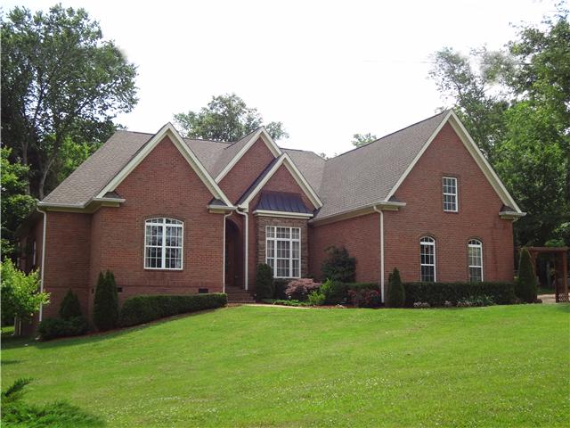 a view of a house with yard and plants