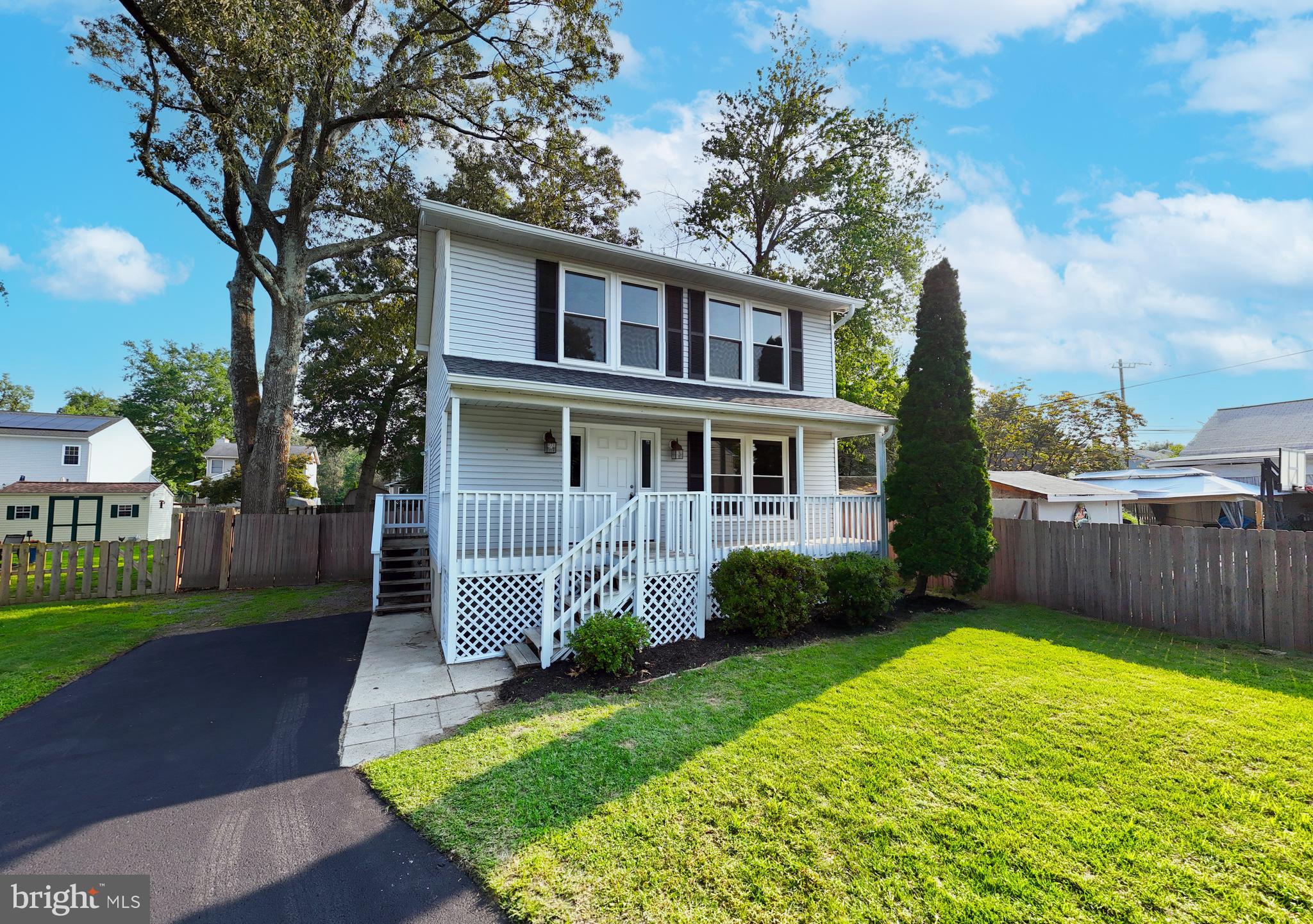 2505 229th Street Pasadena, MD 21122 - Photo 2 of 29 Loooong driveway