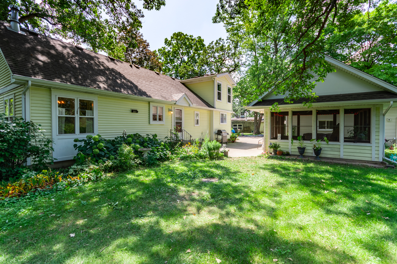 16463 Plank Road Sycamore, IL 60178 - Photo 4 of 36 a house view with a garden space