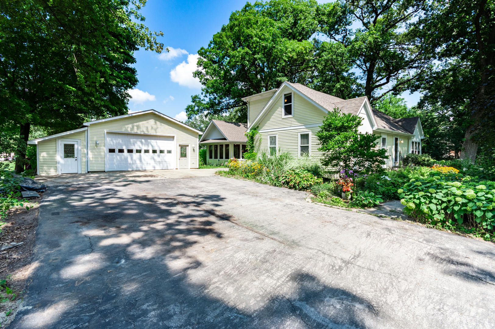 16463 Plank Road Sycamore, IL 60178 - Photo 31 of 36 a front view of a house with a garden
