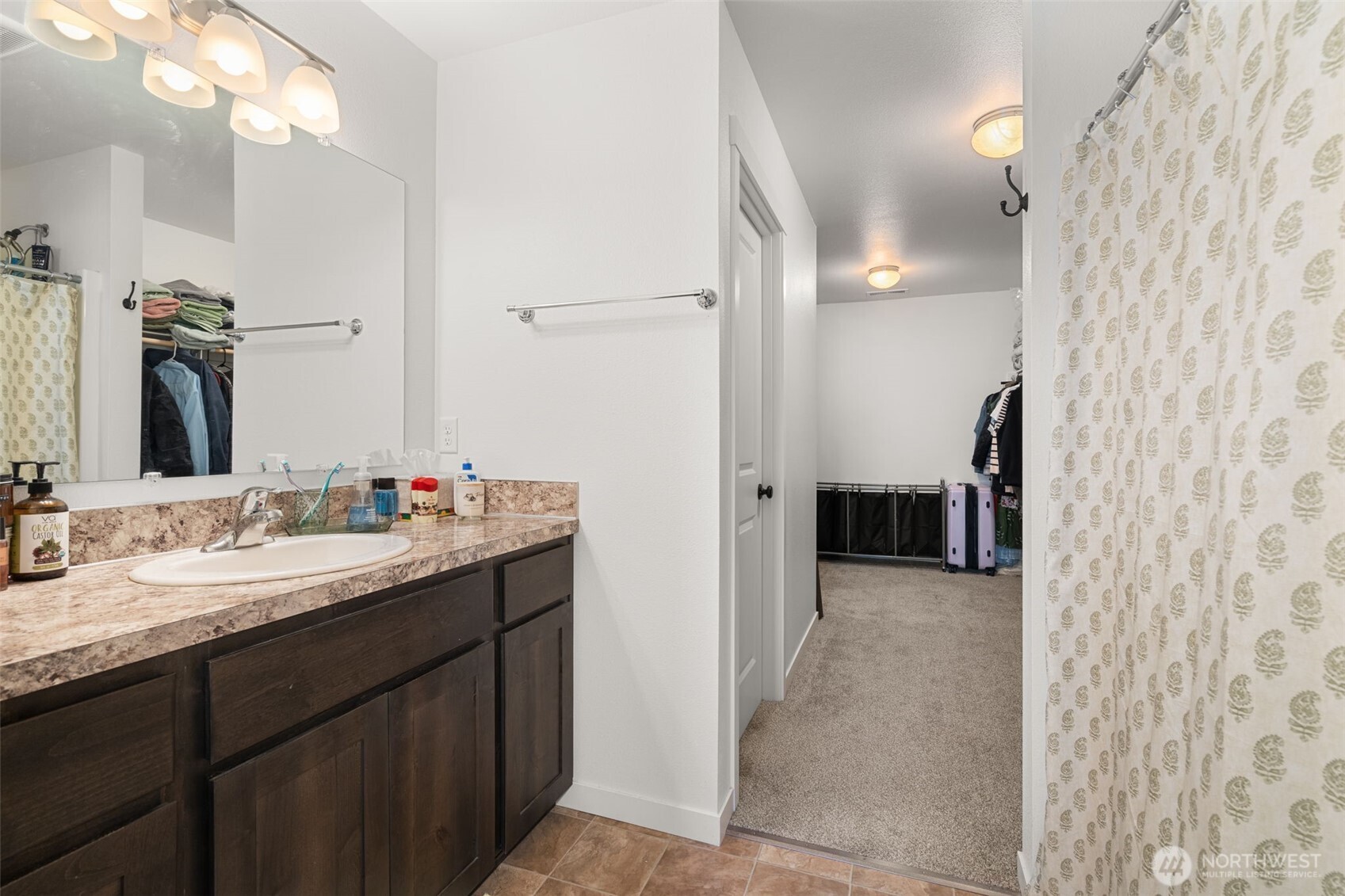 401 Cardinal Avenue Winlock, WA 98596 - Photo 16 of 39 a en suite bathroom with a sink and a mirror