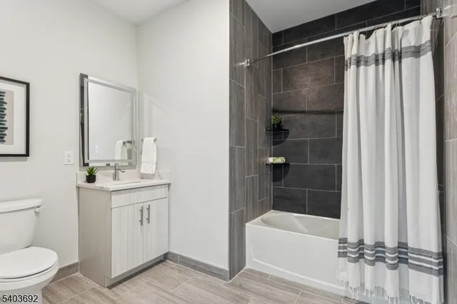 $2,245 | 140 West Webster Avenue, Unit 221, Roselle Park, NJ 07204