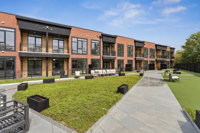 $2,245 | 140 West Webster Avenue, Unit 221, Roselle Park, NJ 07204