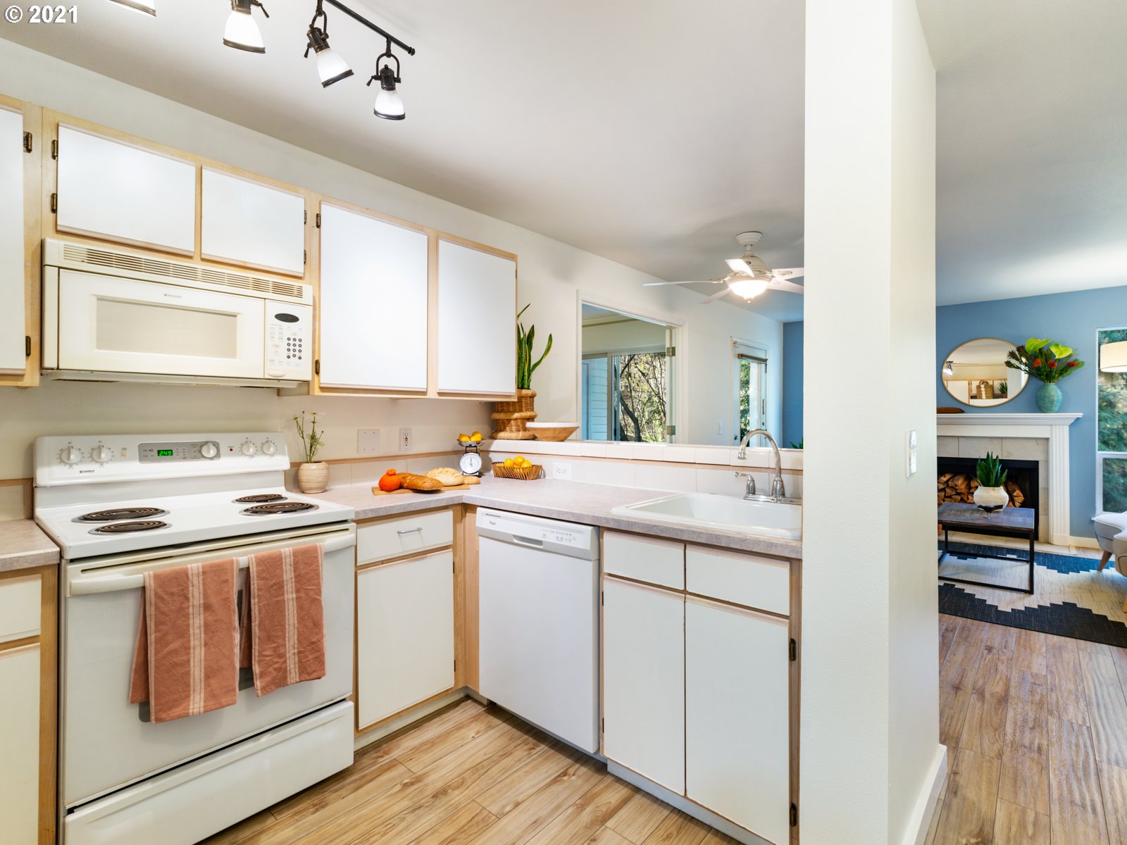 5142 Southwest Multnomah Boulevard, Unit C Portland, OR 97219 - Photo 7 of 26 Gallery Image 7