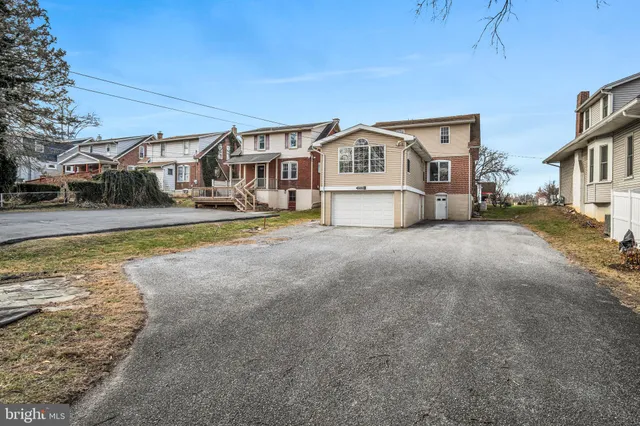 a picture of a black and white photo