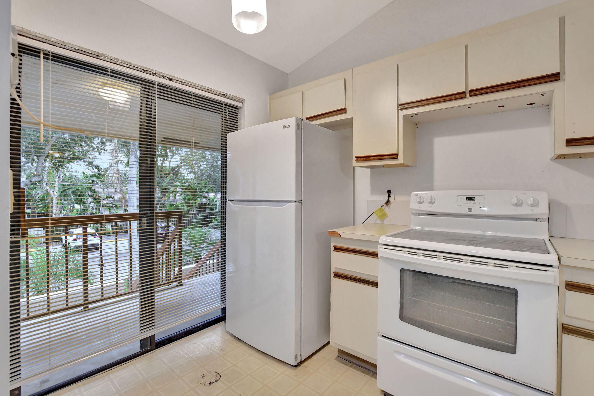 3939 Northeast 5th Avenue, Unit D201 Boca Raton, FL 33431 - Photo 9 of 33 kitchen