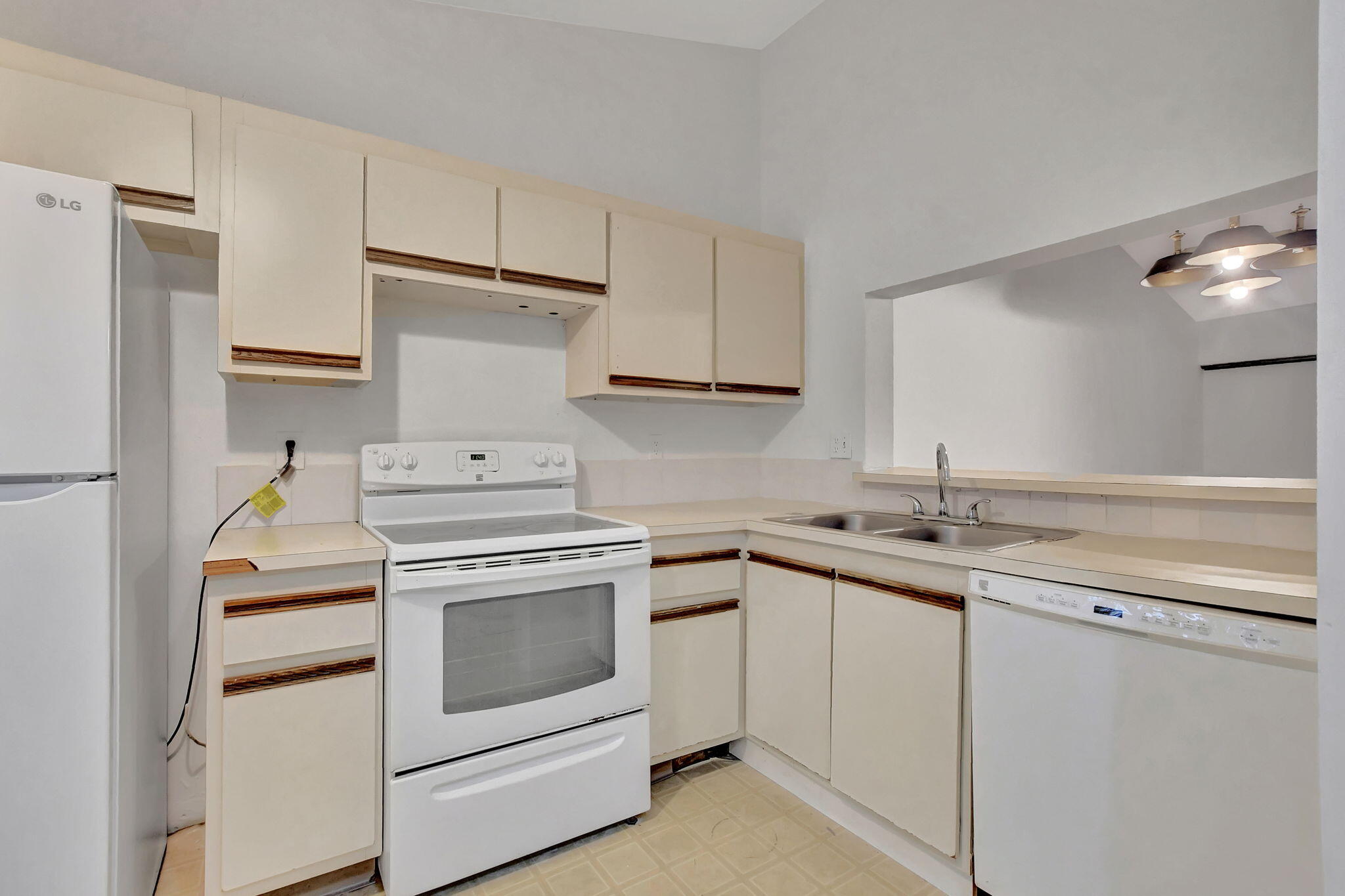 3939 Northeast 5th Avenue, Unit D201 Boca Raton, FL 33431 - Photo 10 of 33 kitchen