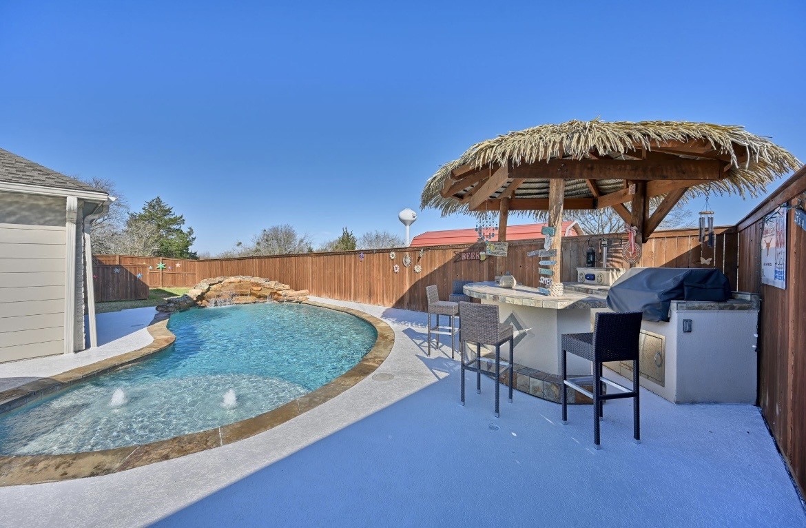 306 Matula Avenue Schulenburg, TX 78956 - Photo 19 of 21 a view of a chairs and table in the backyard