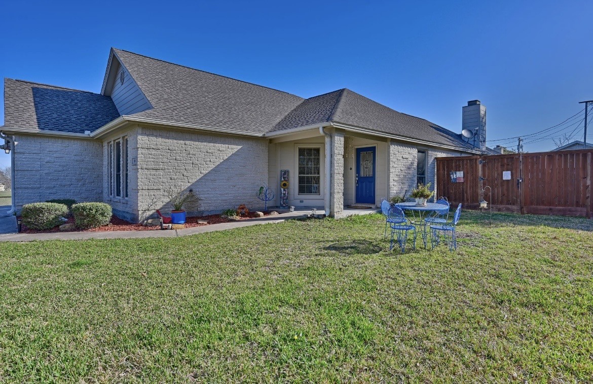 306 Matula Avenue Schulenburg, TX 78956 - Photo 3 of 21 a backyard of a house with table and chairs
