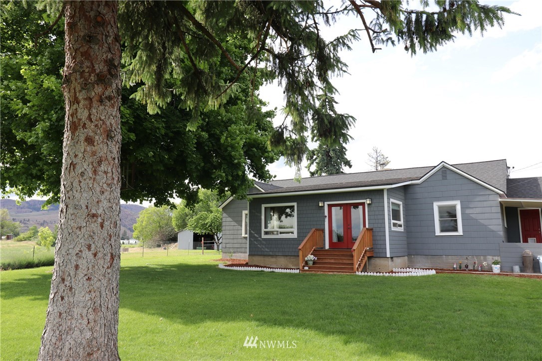 a view of a house with a backyard