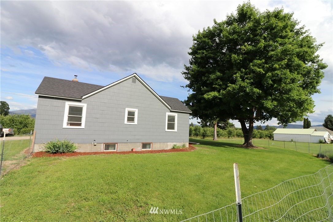 39 Dixon Road Omak, WA 98841 - Photo 11 of 38 a front view of house with yard and green space
