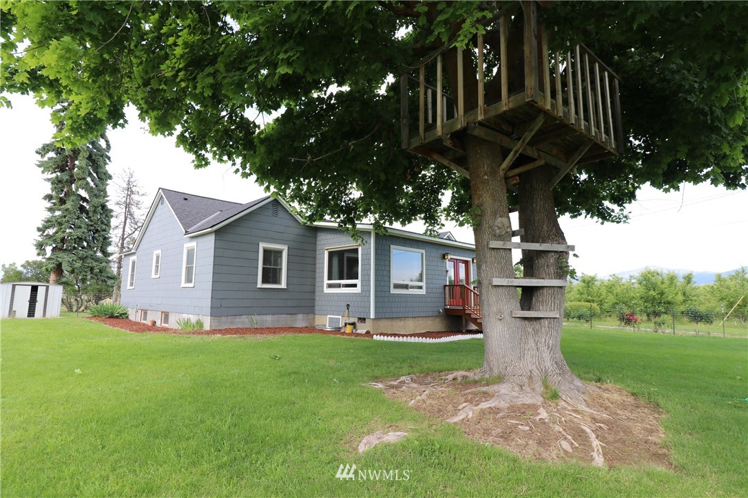39 Dixon Road Omak, WA 98841 - Photo 12 of 38 a front view of house with yard and green space