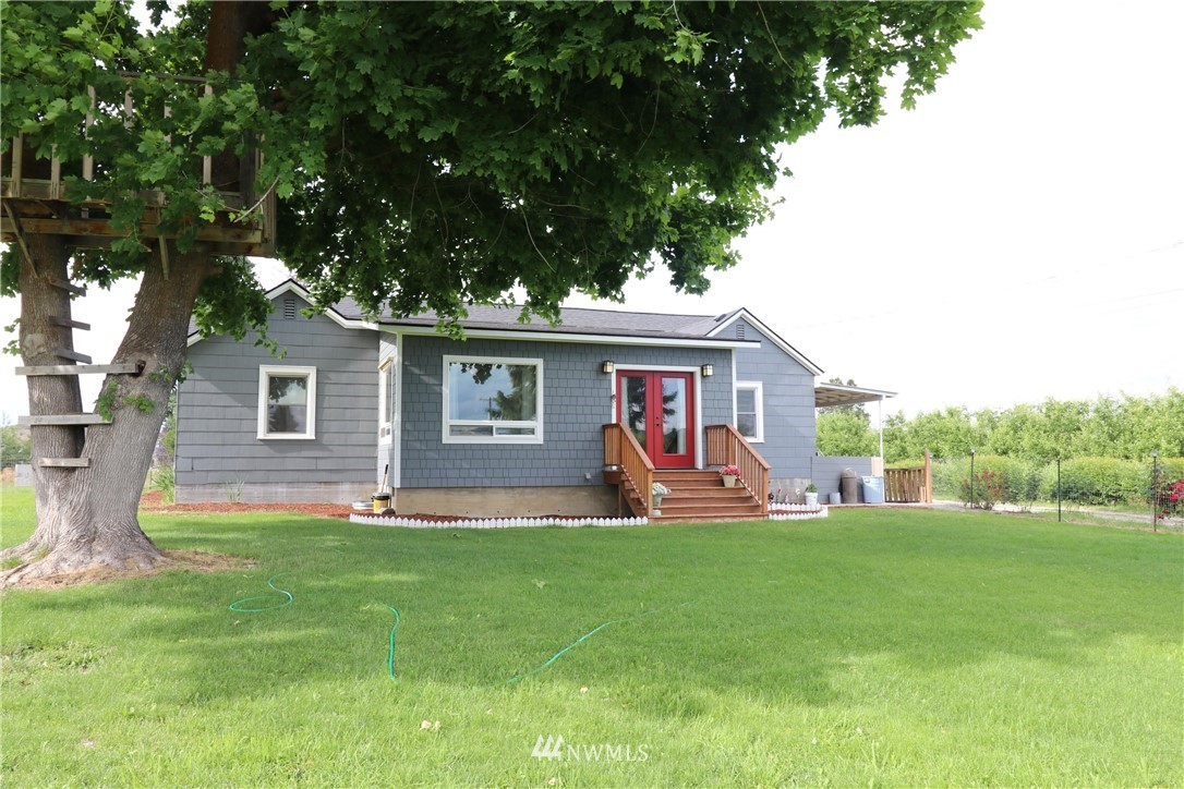 39 Dixon Road Omak, WA 98841 - Photo 13 of 38 a front view of house with yard outdoor seating and green space
