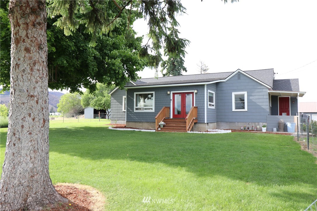 39 Dixon Road Omak, WA 98841 - Photo 14 of 38 a front view of a house with a garden