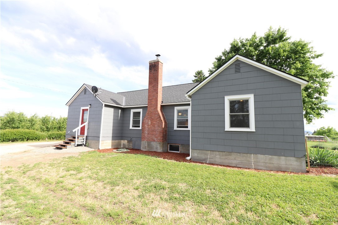 39 Dixon Road Omak, WA 98841 - Photo 3 of 38 a house view with a garden space