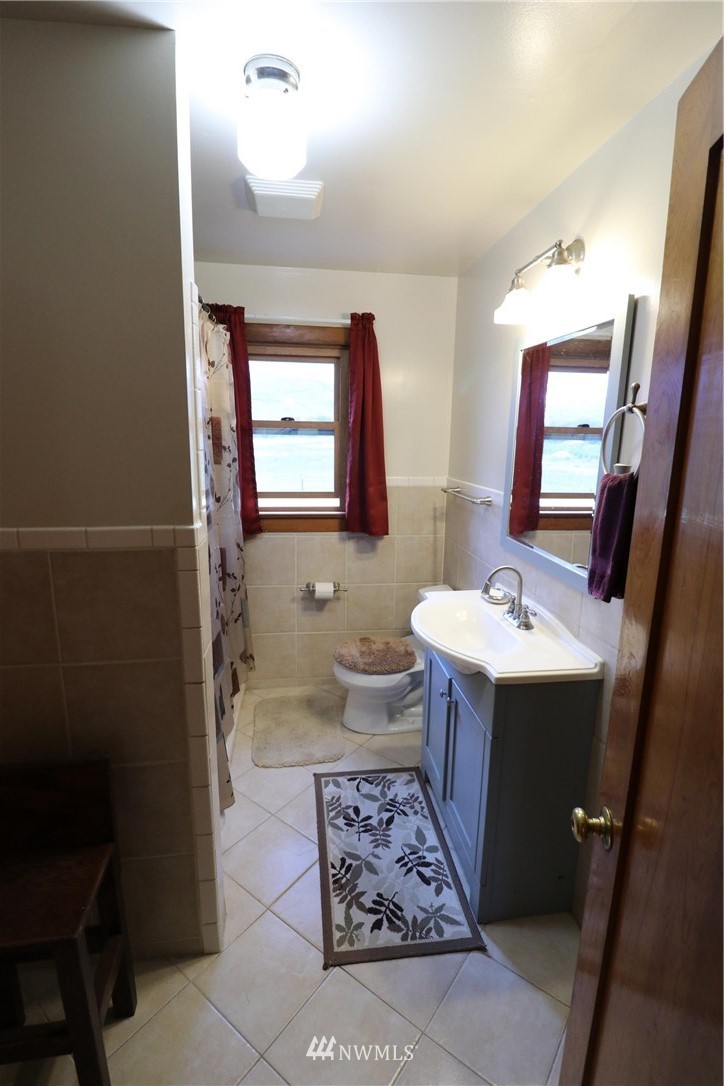 39 Dixon Road Omak, WA 98841 - Photo 22 of 38 a bathroom with a sink and a mirror