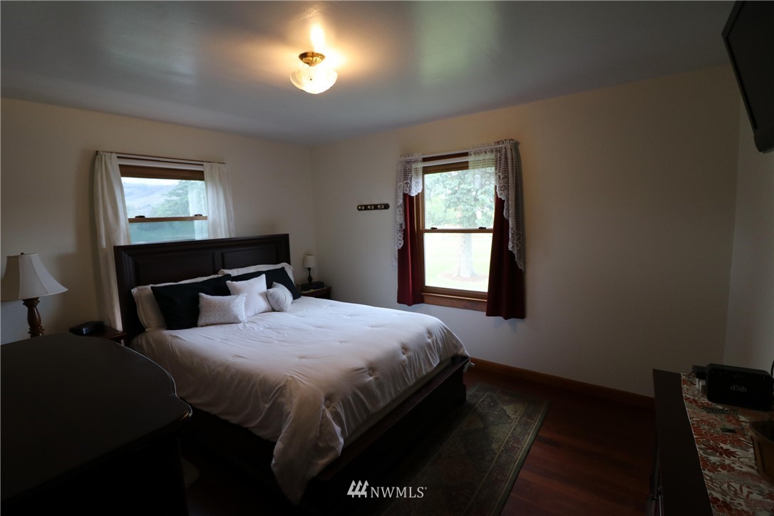 39 Dixon Road Omak, WA 98841 - Photo 23 of 38 a bedroom with a bed and window