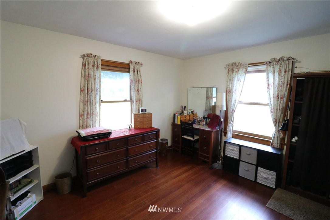 39 Dixon Road Omak, WA 98841 - Photo 24 of 38 a room with furniture and a window