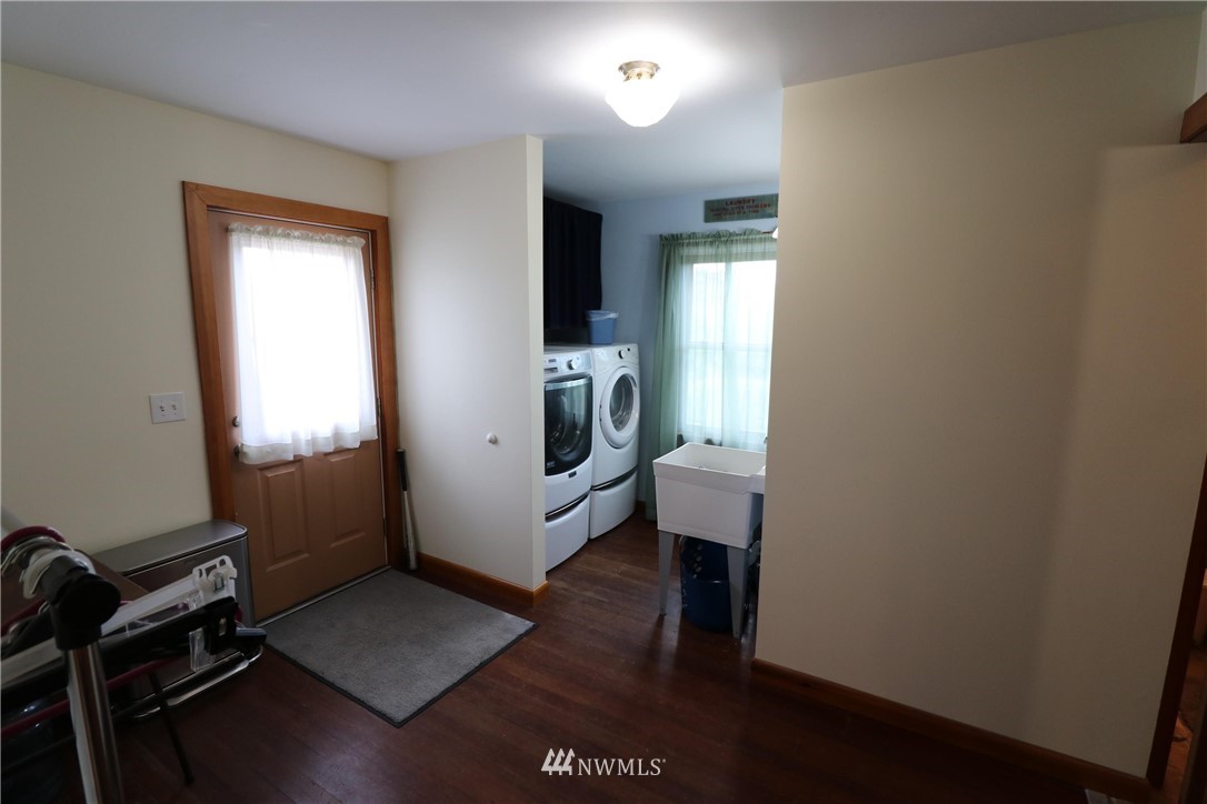 39 Dixon Road Omak, WA 98841 - Photo 27 of 38 wooden floor and chair in a room
