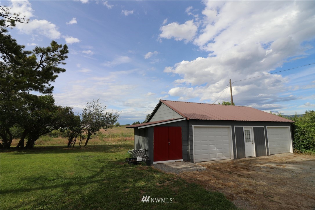 39 Dixon Road Omak, WA 98841 - Photo 4 of 38 a front view of a house with a yard