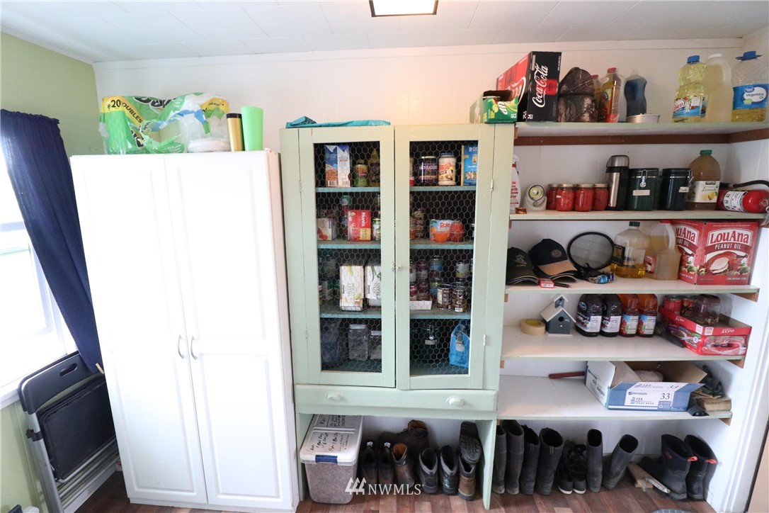 39 Dixon Road Omak, WA 98841 - Photo 34 of 38 a room with lots of books and a book shelf