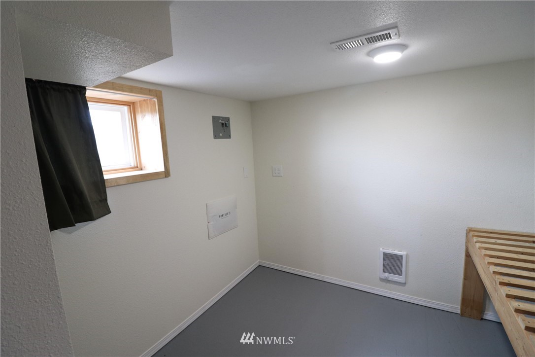 39 Dixon Road Omak, WA 98841 - Photo 37 of 38 an empty room with windows