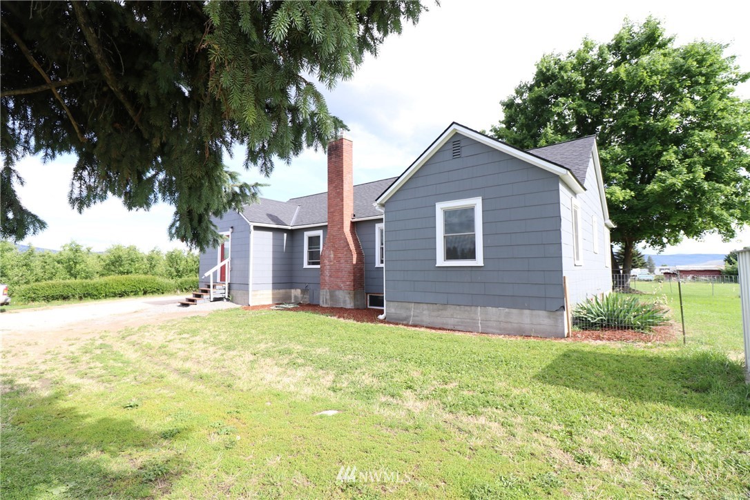 39 Dixon Road Omak, WA 98841 - Photo 6 of 38 a view of a house with yard and tree s