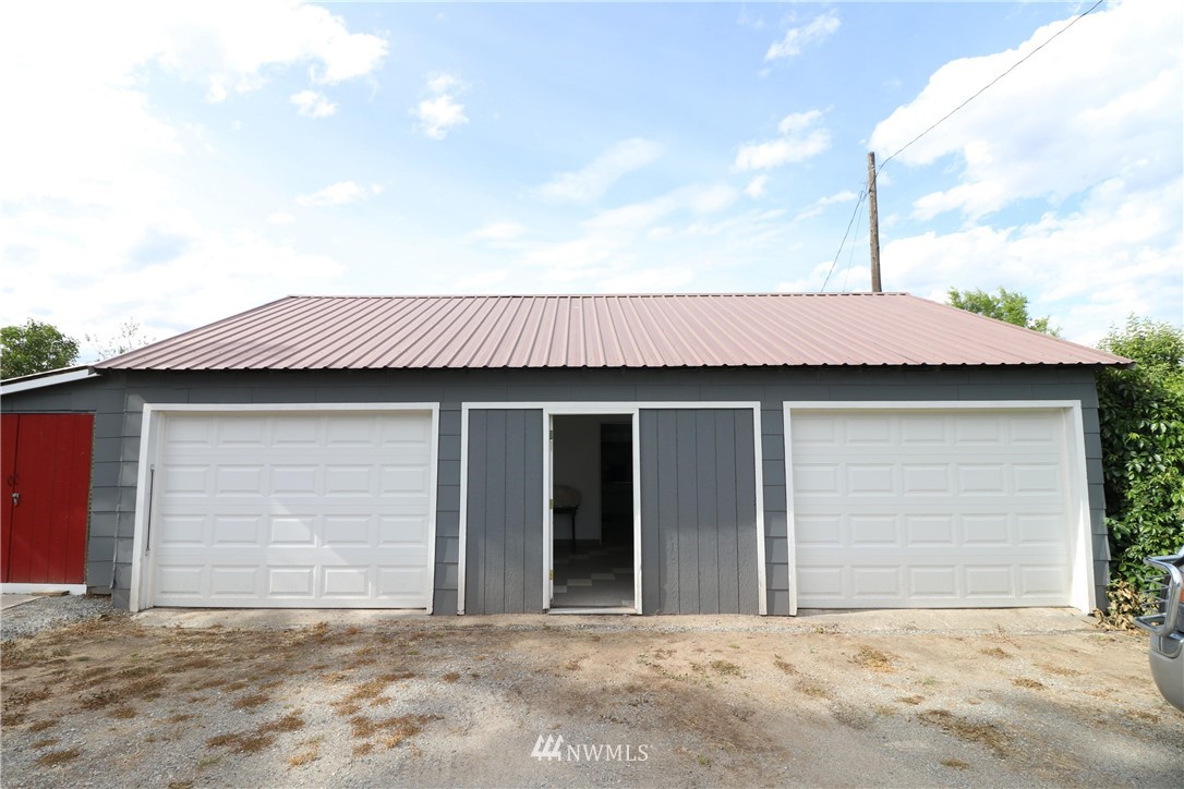 39 Dixon Road Omak, WA 98841 - Photo 7 of 38 a backyard of a house