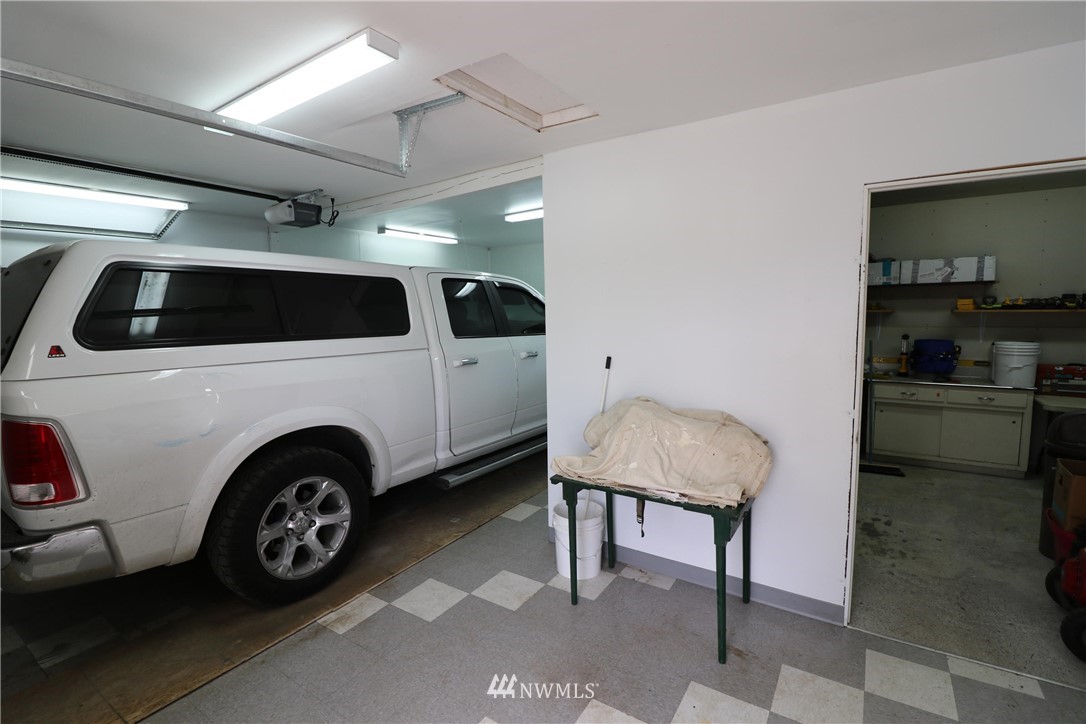 39 Dixon Road Omak, WA 98841 - Photo 8 of 38 a utility room with dryer and washer