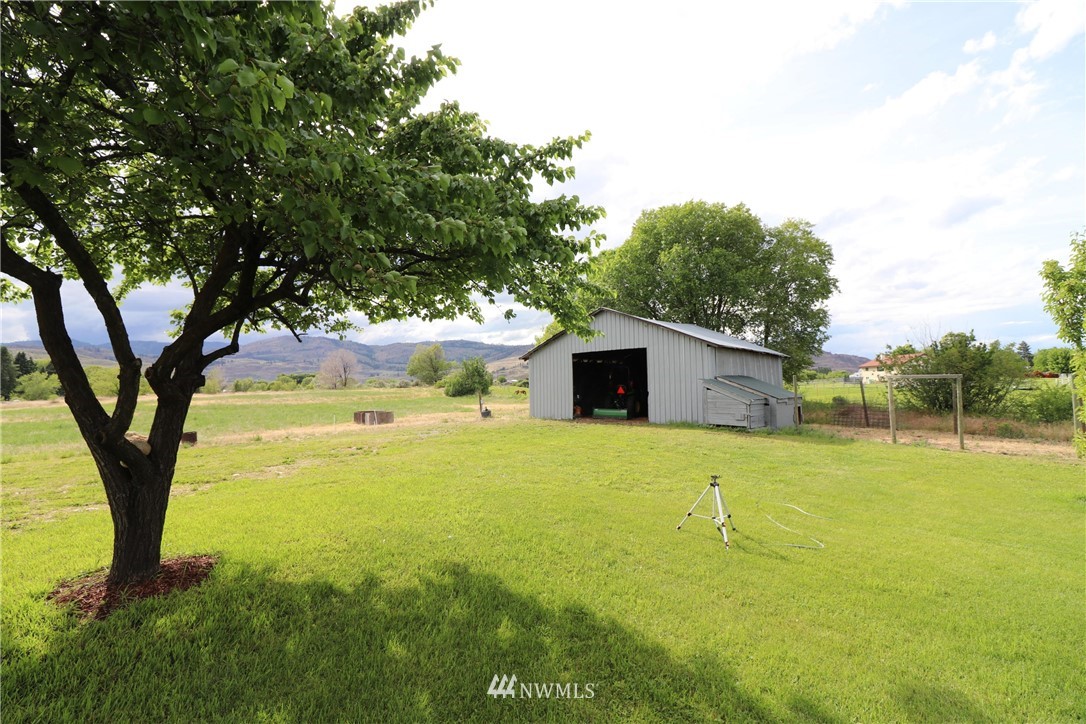 39 Dixon Road Omak, WA 98841 - Photo 9 of 38 a view of outdoor space and yard