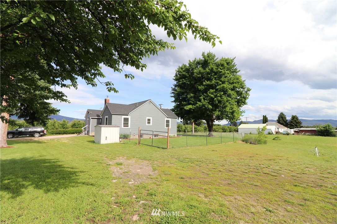 39 Dixon Road Omak, WA 98841 - Photo 10 of 38 a front view of a house with a yard