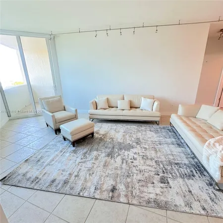 $6,900 | 300 South Pointe Drive, Unit 704, Miami Beach, FL 33139